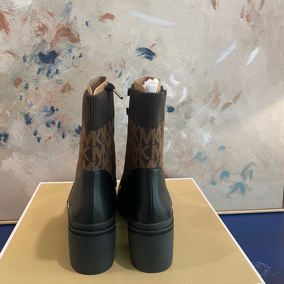 NEW - Michael Kors Brea Bootie Black and Brown Lace-Up Boots. Durable beauty! - Picture 6 of 10